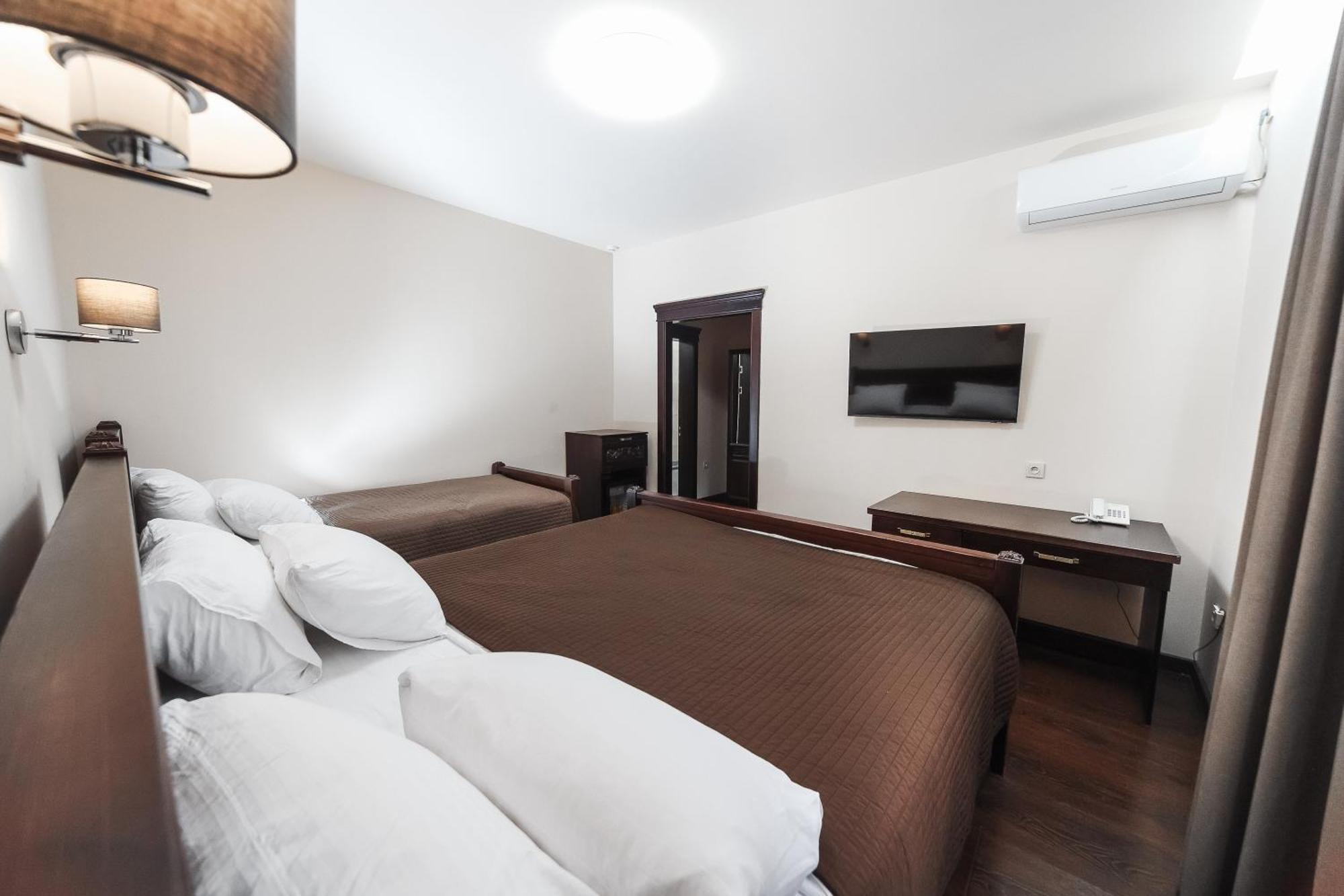 Dvin Hotel Pavlodar Eksteriør billede