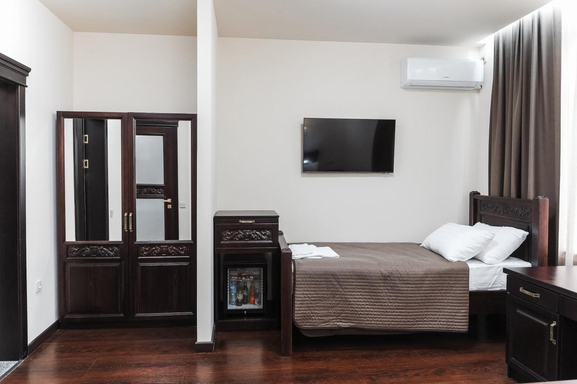 Dvin Hotel Pavlodar Eksteriør billede
