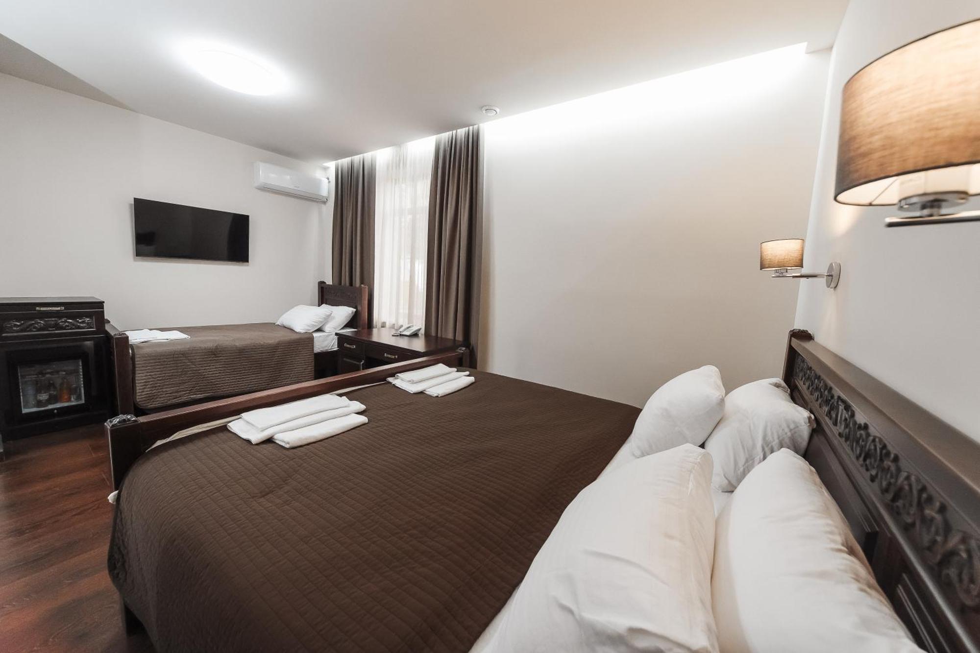 Dvin Hotel Pavlodar Eksteriør billede