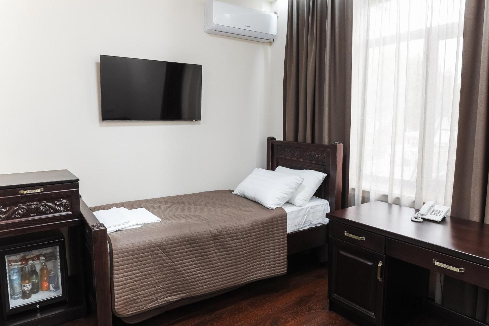 Dvin Hotel Pavlodar Eksteriør billede