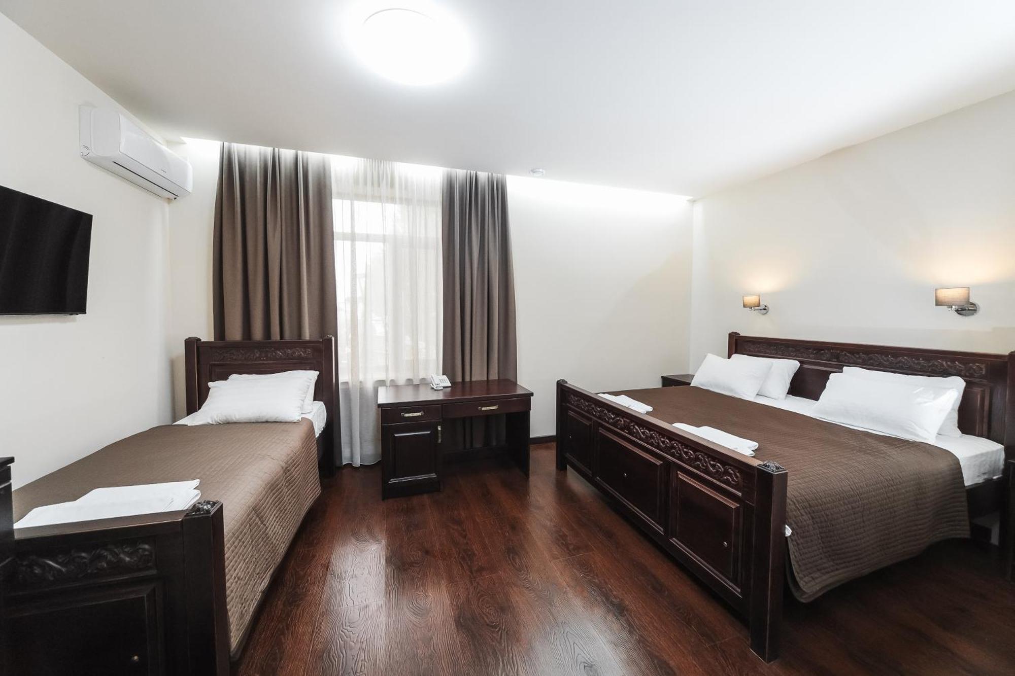 Dvin Hotel Pavlodar Eksteriør billede
