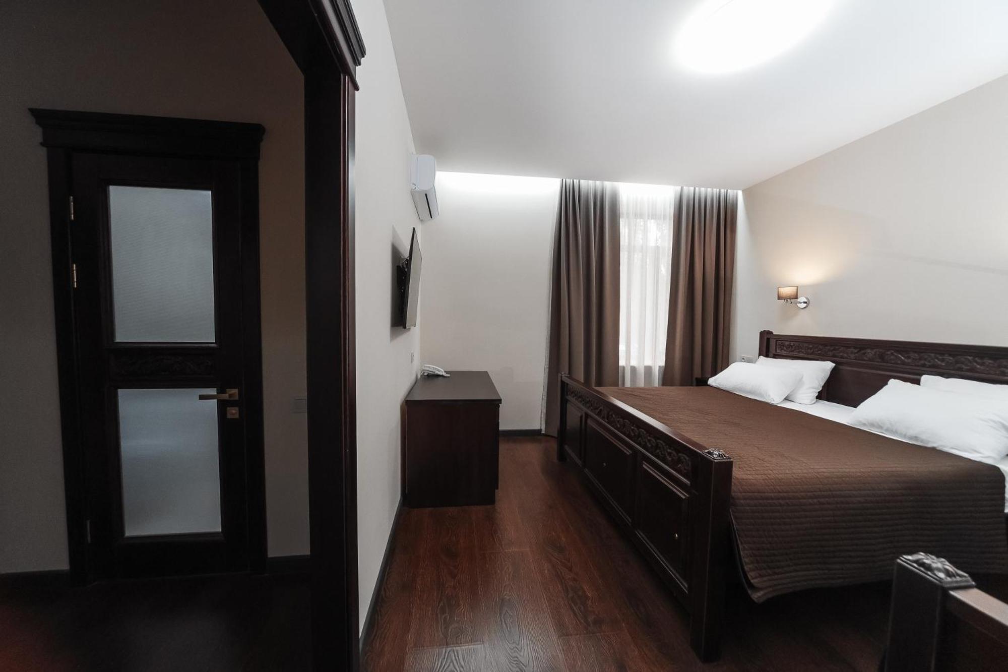Dvin Hotel Pavlodar Eksteriør billede