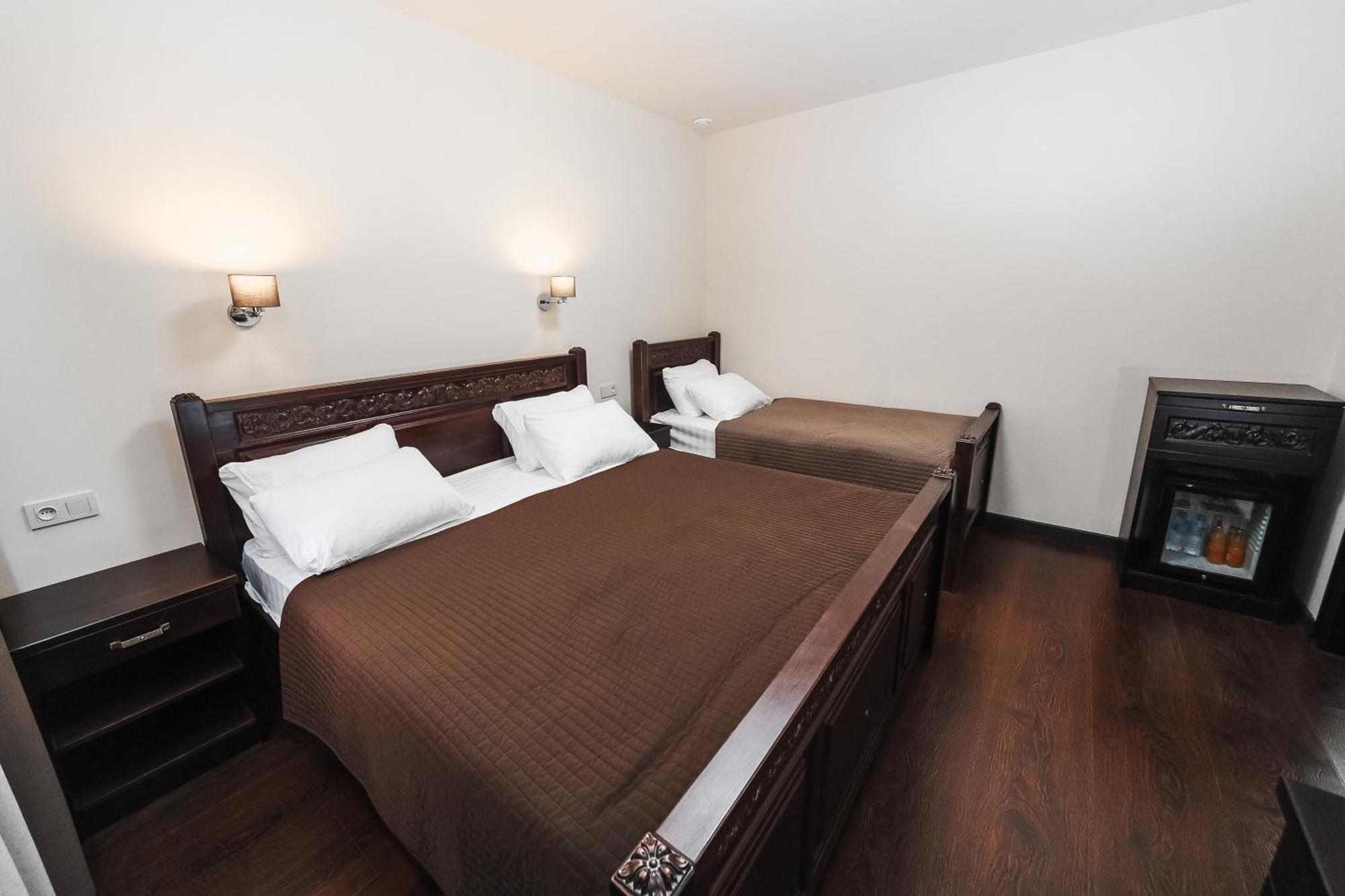 Dvin Hotel Pavlodar Eksteriør billede