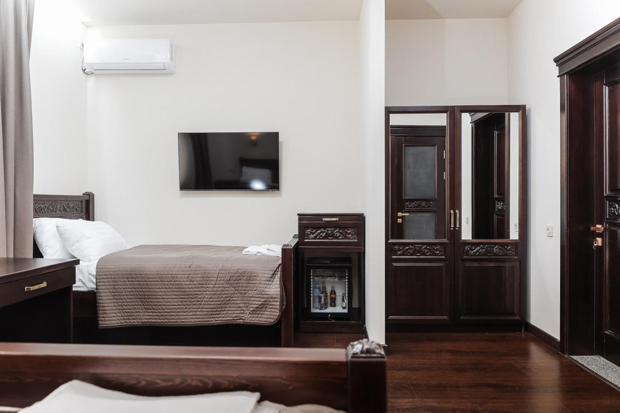 Dvin Hotel Pavlodar Eksteriør billede