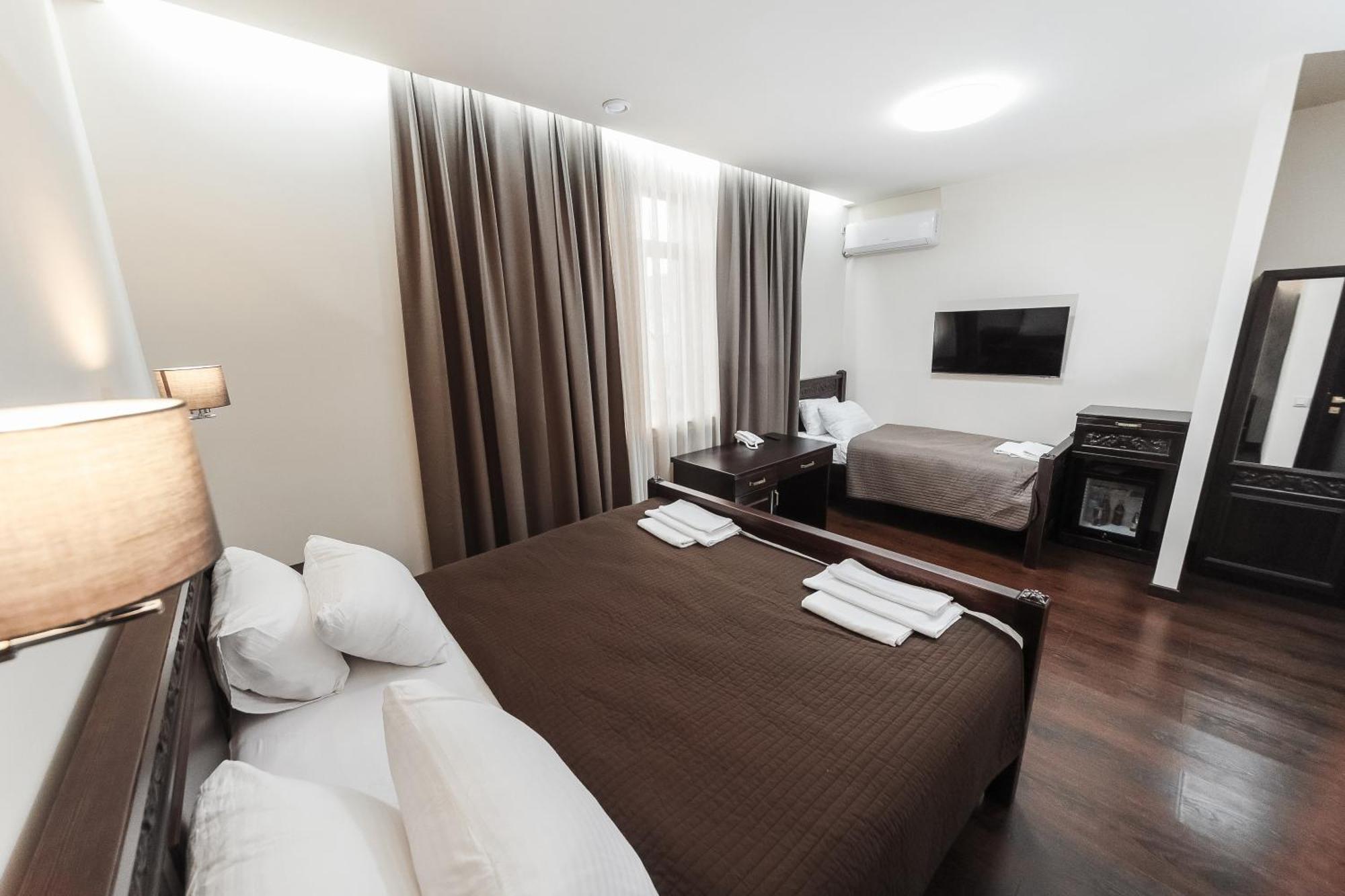 Dvin Hotel Pavlodar Eksteriør billede
