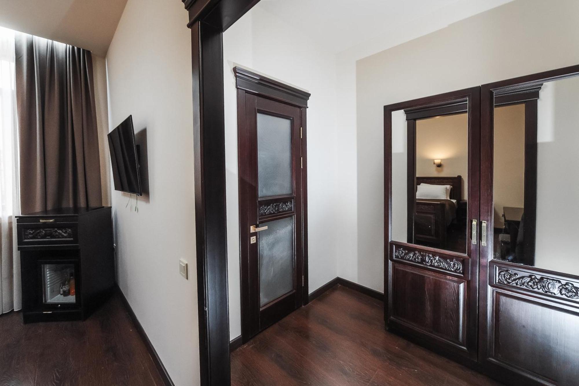 Dvin Hotel Pavlodar Eksteriør billede