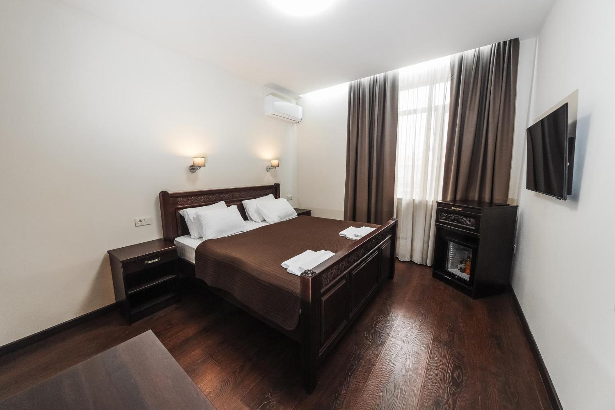 Dvin Hotel Pavlodar Eksteriør billede