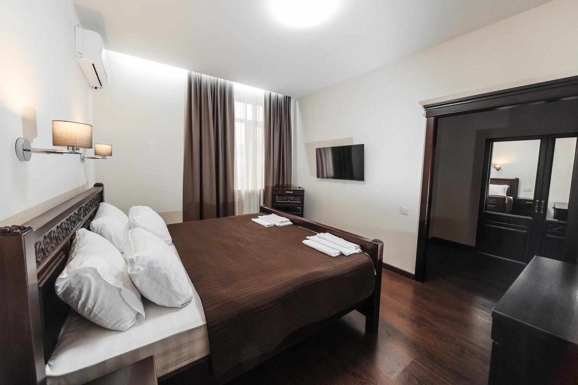 Dvin Hotel Pavlodar Eksteriør billede