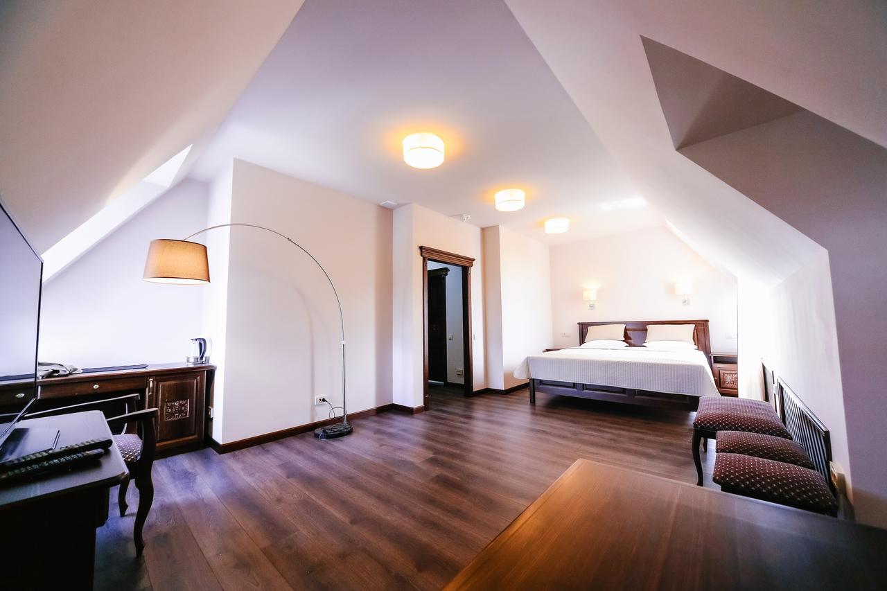 Dvin Hotel Pavlodar Eksteriør billede